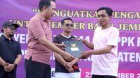 Bupati Jember, Muhammad Fawait bersama dengan salah satu PPPK. (Ist.) Bupati Fawait Pastikan Kontrak PPPK dan TPP PNS Jember Lanjut di 2027