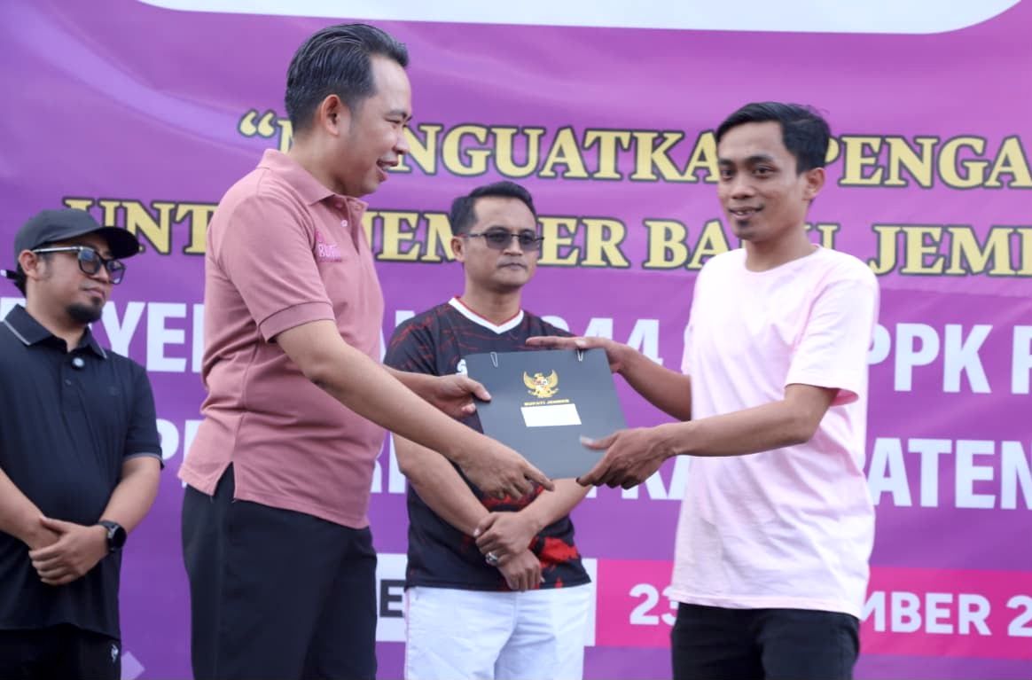 Bupati Jember, Muhammad Fawait bersama dengan salah satu PPPK. (Ist.) Bupati Fawait Pastikan Kontrak PPPK dan TPP PNS Jember Lanjut di 2027