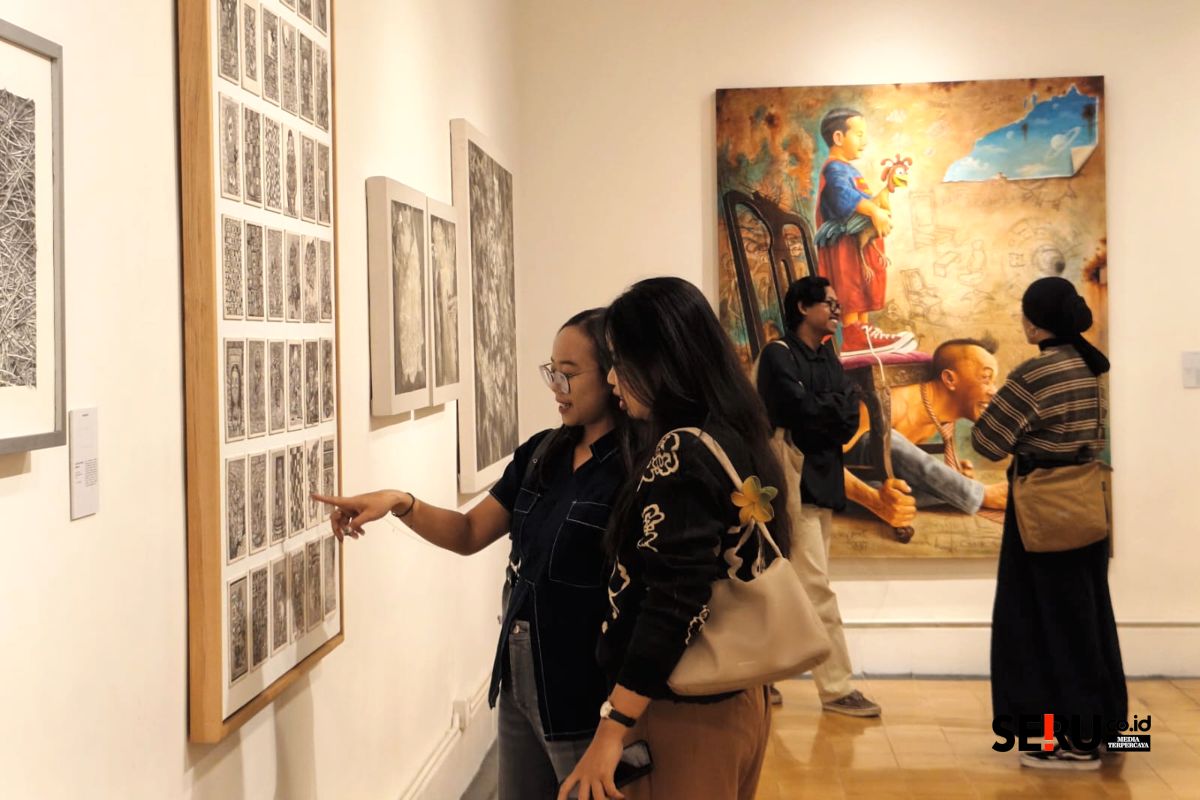 Mukadimah Art Exhibition Suguhkan Refleksi Kehidupan Lewat Mahakarya Seniman Jatim 1 Gallery Sitter ArtMeru menerangkan berbagai macam karya seni dan makna di dalamnya. (Seru.co.id/bas)