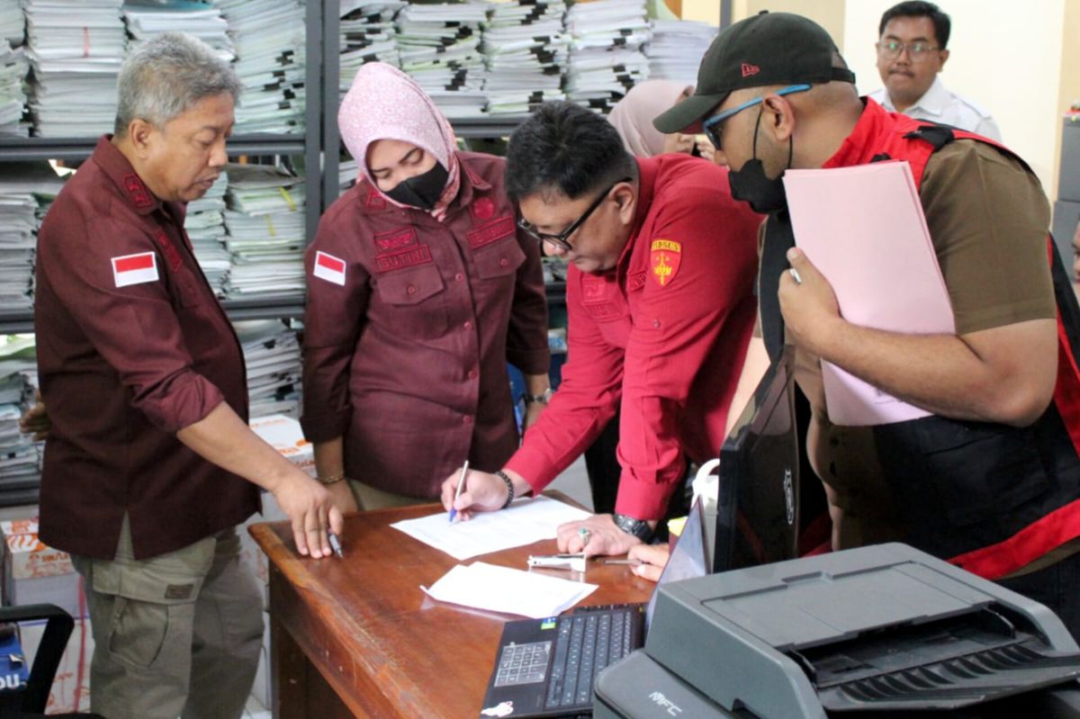 Proses penggeledahan kantor Dinkes Kabupaten Malang. (ist) 