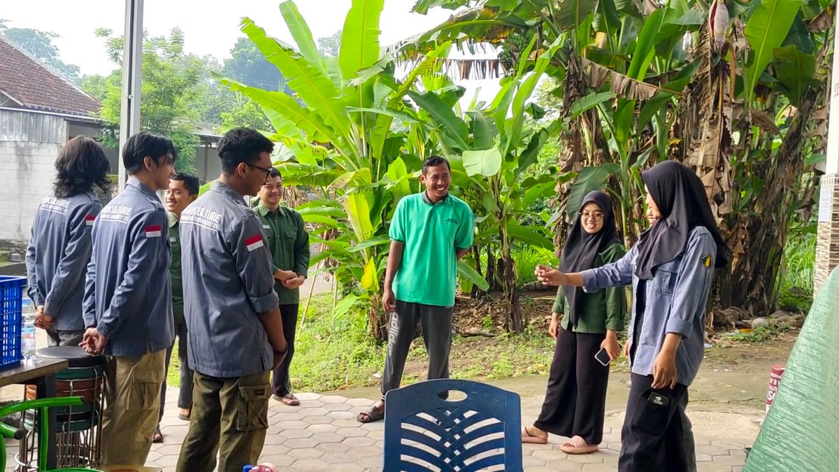 foto 1 Mahasiswa MBKM Perdalam Budidaya Pakcoy dan Selada Hidroponik Melalui Instalasi NFT dan DFT di P4S Hikmah Farm