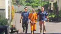 pelaku digiring_11zon Terlilit Utang Ratusan Juta, Pria Pakis Tega Sekap dan Rampok Rumah Pensiunan Guru Sumberpucung